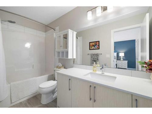 30 D'Arcy Boulevard, Okotoks, AB - Indoor Photo Showing Bathroom