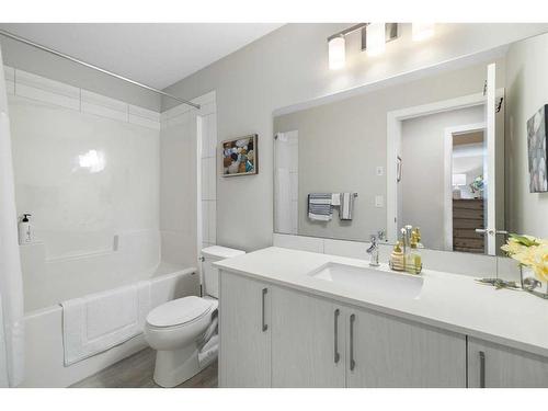 30 D'Arcy Boulevard, Okotoks, AB - Indoor Photo Showing Bathroom