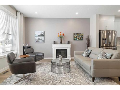 30 D'Arcy Boulevard, Okotoks, AB - Indoor Photo Showing Living Room