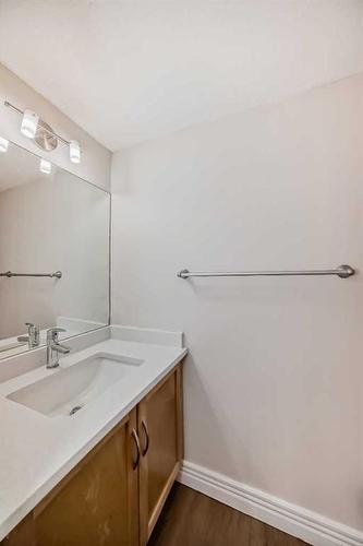 148-54 Glamis Green Sw, Calgary, AB - Indoor Photo Showing Bathroom