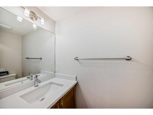 148-54 Glamis Green Sw, Calgary, AB - Indoor Photo Showing Bathroom