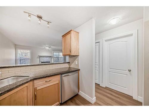 148-54 Glamis Green Sw, Calgary, AB - Indoor Photo Showing Kitchen