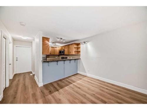 148-54 Glamis Green Sw, Calgary, AB - Indoor Photo Showing Kitchen