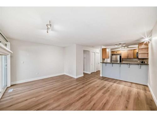 148-54 Glamis Green Sw, Calgary, AB - Indoor Photo Showing Kitchen