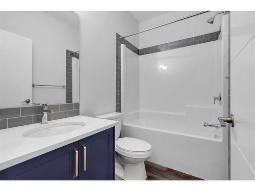 111 Les Jardins Park Se, Calgary, AB - Indoor Photo Showing Bathroom