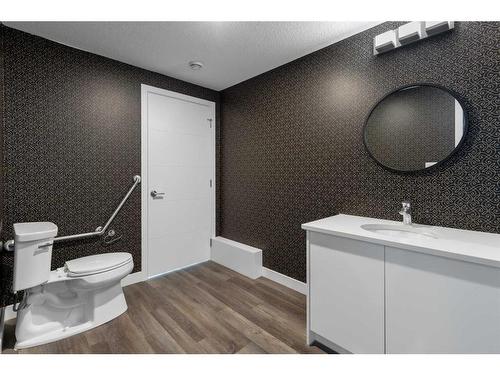 111 Les Jardins Park Se, Calgary, AB - Indoor Photo Showing Bathroom