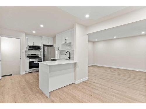 928 16 Street Ne, Calgary, AB - Indoor Photo Showing Kitchen