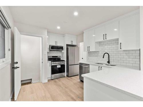 928 16 Street Ne, Calgary, AB - Indoor Photo Showing Kitchen With Stainless Steel Kitchen With Upgraded Kitchen