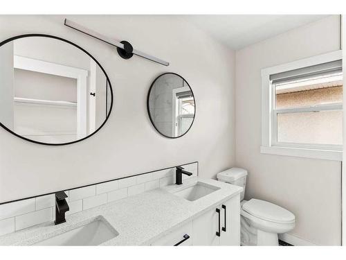 928 16 Street Ne, Calgary, AB - Indoor Photo Showing Bathroom