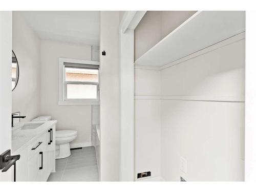 928 16 Street Ne, Calgary, AB - Indoor Photo Showing Bathroom