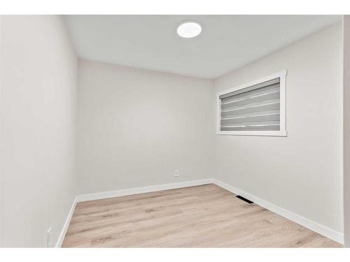 928 16 Street Ne, Calgary, AB - Indoor Photo Showing Other Room