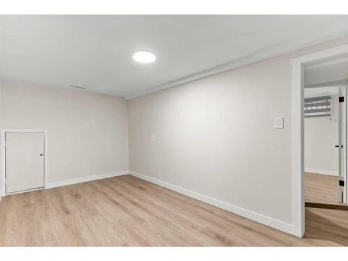 928 16 Street Ne, Calgary, AB - Indoor Photo Showing Other Room