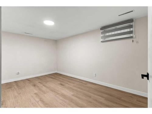 928 16 Street Ne, Calgary, AB - Indoor Photo Showing Other Room