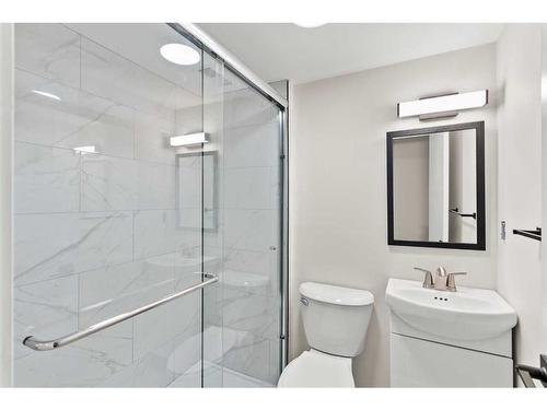 928 16 Street Ne, Calgary, AB - Indoor Photo Showing Bathroom