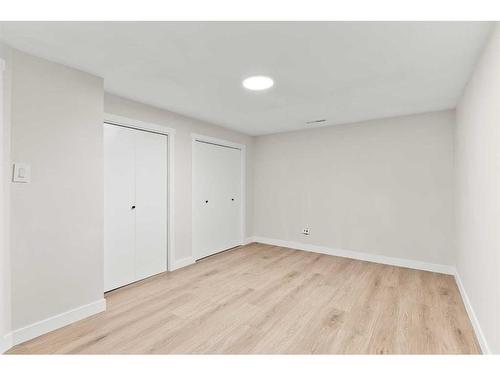 928 16 Street Ne, Calgary, AB - Indoor Photo Showing Other Room