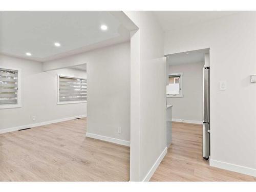 928 16 Street Ne, Calgary, AB - Indoor Photo Showing Other Room