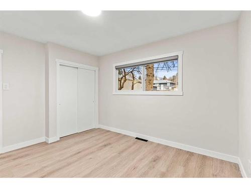 928 16 Street Ne, Calgary, AB - Indoor Photo Showing Other Room