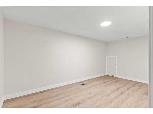 928 16 Street Ne, Calgary, AB - Indoor Photo Showing Other Room