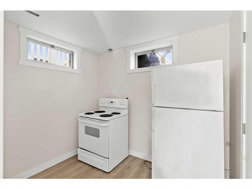 928 16 Street Ne, Calgary, AB - Indoor Photo Showing Kitchen