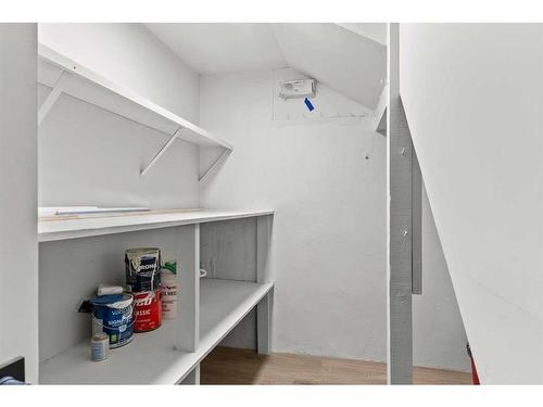 928 16 Street Ne, Calgary, AB - Indoor With Storage