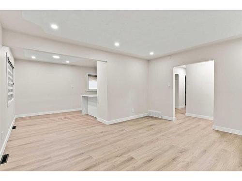 928 16 Street Ne, Calgary, AB - Indoor Photo Showing Other Room