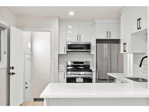 928 16 Street Ne, Calgary, AB - Indoor Photo Showing Kitchen With Upgraded Kitchen