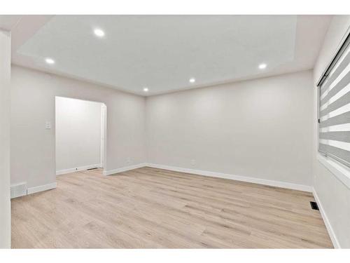 928 16 Street Ne, Calgary, AB - Indoor Photo Showing Other Room