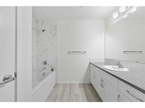 40 Carringham Gate Nw, Calgary, AB - Indoor Photo Showing Bathroom