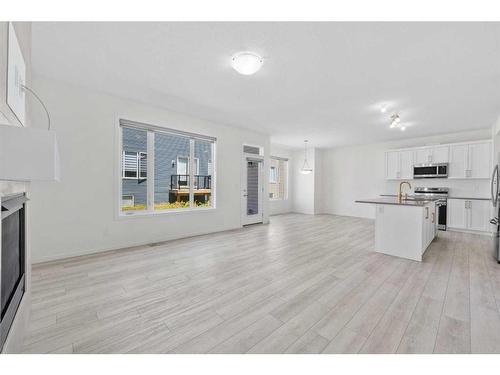 40 Carringham Gate Nw, Calgary, AB - Indoor Photo Showing Kitchen