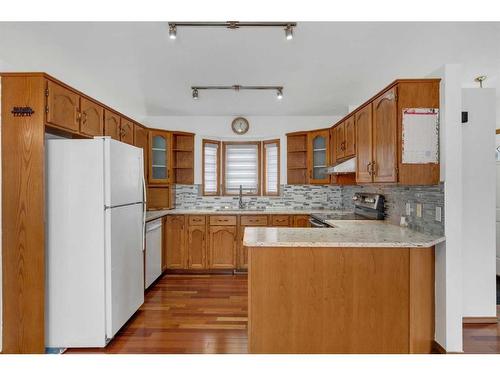 94 Millrise Boulevard Sw, Calgary, AB - Indoor Photo Showing Kitchen