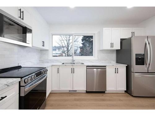 57 Poplar Crescent, Fort Mcmurray, AB - Indoor Photo Showing Kitchen With Stainless Steel Kitchen With Double Sink