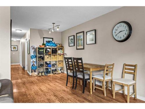 B-133 Park Avenue, Banff, AB - Indoor Photo Showing Dining Room