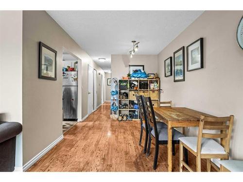 B-133 Park Avenue, Banff, AB - Indoor Photo Showing Dining Room