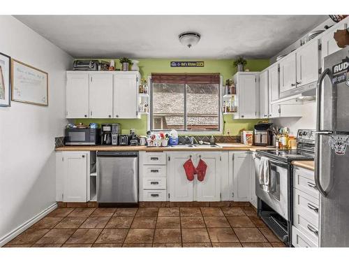 B-133 Park Avenue, Banff, AB - Indoor Photo Showing Kitchen