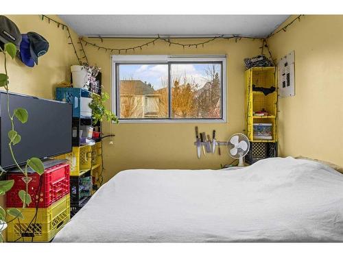 B-133 Park Avenue, Banff, AB - Indoor Photo Showing Bedroom