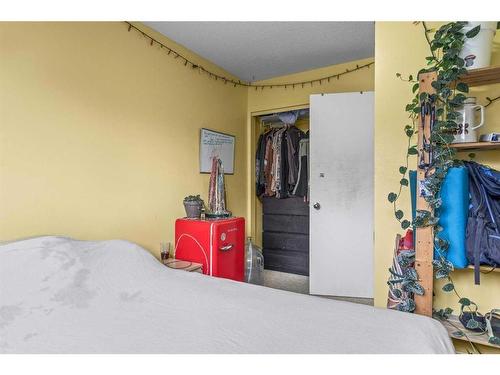 B-133 Park Avenue, Banff, AB - Indoor Photo Showing Bedroom