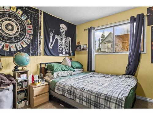 B-133 Park Avenue, Banff, AB - Indoor Photo Showing Bedroom