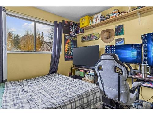 B-133 Park Avenue, Banff, AB - Indoor Photo Showing Bedroom