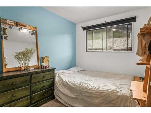 B-133 Park Avenue, Banff, AB - Indoor Photo Showing Bedroom