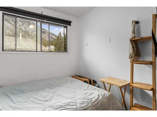 B-133 Park Avenue, Banff, AB - Indoor Photo Showing Bedroom