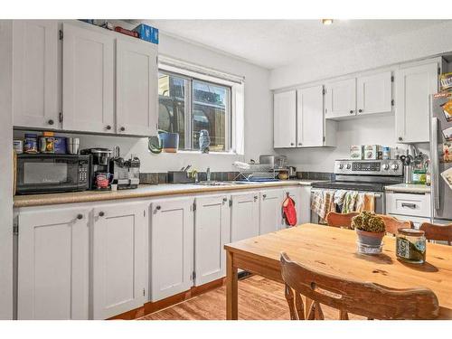 B-133 Park Avenue, Banff, AB - Indoor Photo Showing Kitchen