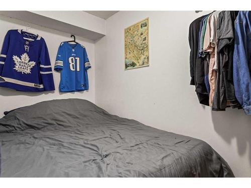 B-133 Park Avenue, Banff, AB - Indoor Photo Showing Bedroom