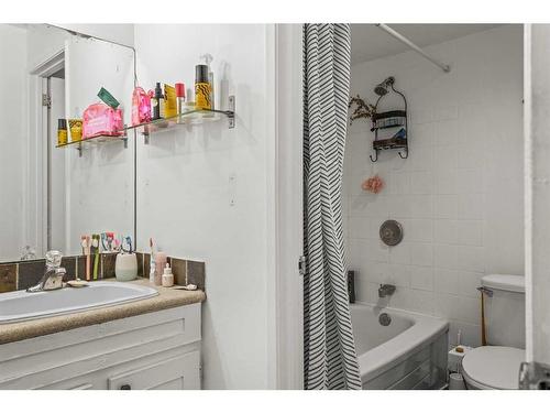 B-133 Park Avenue, Banff, AB - Indoor Photo Showing Bathroom