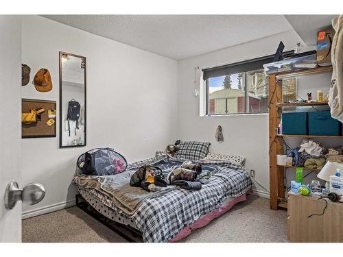 B-133 Park Avenue, Banff, AB - Indoor Photo Showing Bedroom