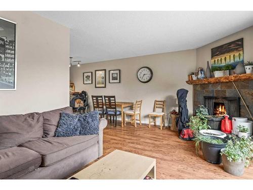 B-133 Park Avenue, Banff, AB - Indoor Photo Showing Living Room