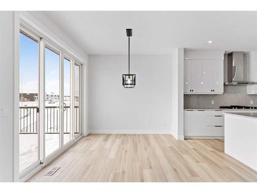 233 Corner Glen Way, Calgary, AB - Indoor Photo Showing Kitchen