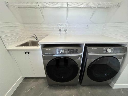 233 Corner Glen Way, Calgary, AB - Indoor Photo Showing Laundry Room