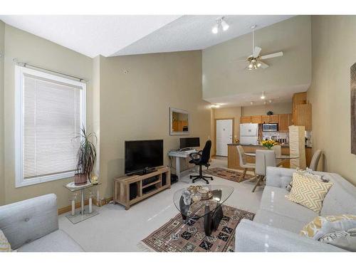 334-1920 14 Avenue Ne, Calgary, AB - Indoor Photo Showing Living Room