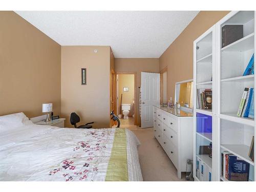 334-1920 14 Avenue Ne, Calgary, AB - Indoor Photo Showing Bedroom