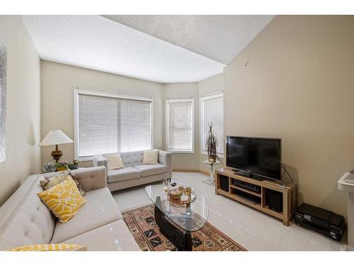 334-1920 14 Avenue Ne, Calgary, AB - Indoor Photo Showing Living Room